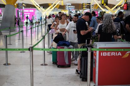 Viajeros de Iberia en aeropuerto Madrid Barajas, el pasado 21 de junio de 2023.