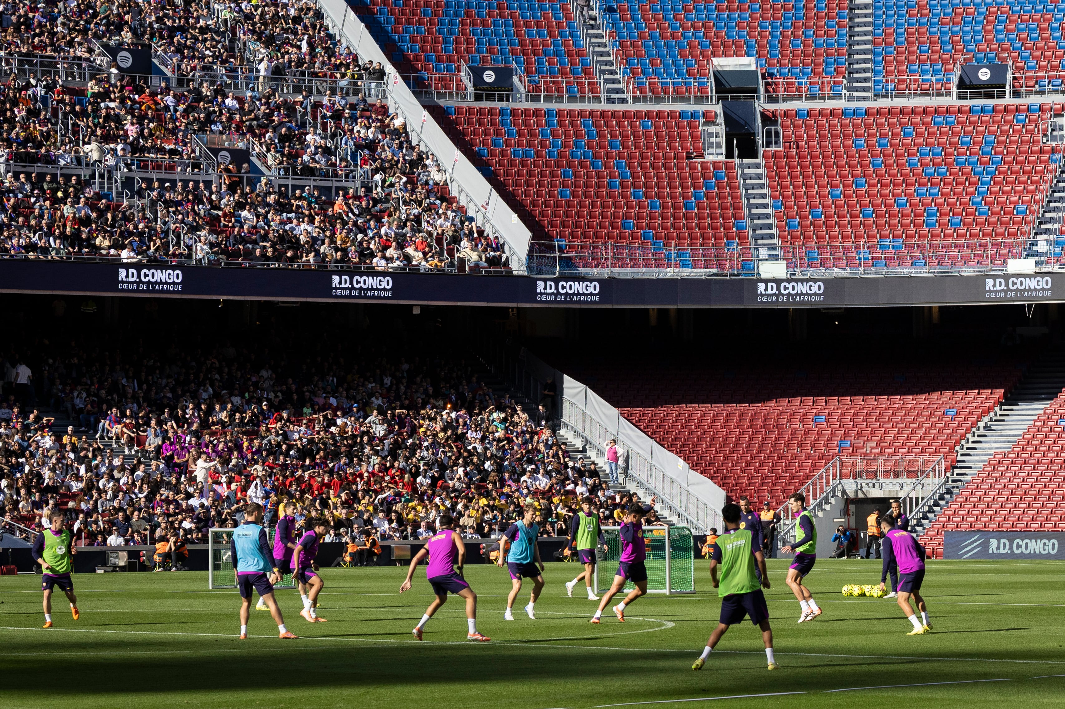 La plantilla del Barça se ejercita ante 21.795 personas en el Camp Nou.