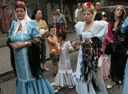Asistentes a la procesión de san Cayetano vestidas con trajes tradicionales.