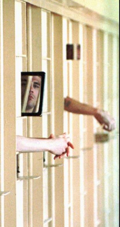 Un preso refleja su rostro en un espejo en el corredor de la muerte de la prison estatal de Florida, en Starke, (EE UU).