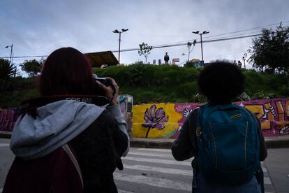 Estudiantes del taller toman fotografías en Cazucá, Soacha.