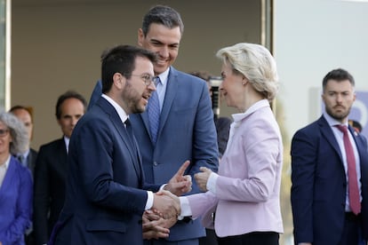 El presidente de la Generalitat, Pere Aragonès (i) saluda a la presidenta de la Comisión Europea (CE), Ursula von der Leyen (d) en presencia del presidente del Gobierno, Pedro Sánchez (C).