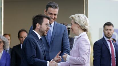 Aragonès saludaba a Von der Leyen en presencia de Sánchez el 6 de mayo de 2022, cuando la presidenta de la Comisión Europea acudió a Barcelona para recoger un premio que le había concedido el Círculo de Economía.