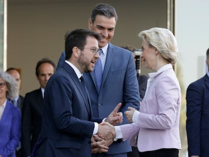 Aragonès saludaba a Von der Leyen en presencia de Sánchez el 6 de mayo de 2022, cuando la presidenta de la Comisión Europea acudió a Barcelona para recoger un premio que le había concedido el Círculo de Economía.