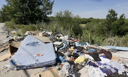 Residuos de todo tipo se acumulan desde hace años a orillas del cauce del río Guadarrama.