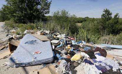 Residuos de todo tipo se acumulan desde hace a&ntilde;os a orillas del cauce del r&iacute;o Guadarrama. 