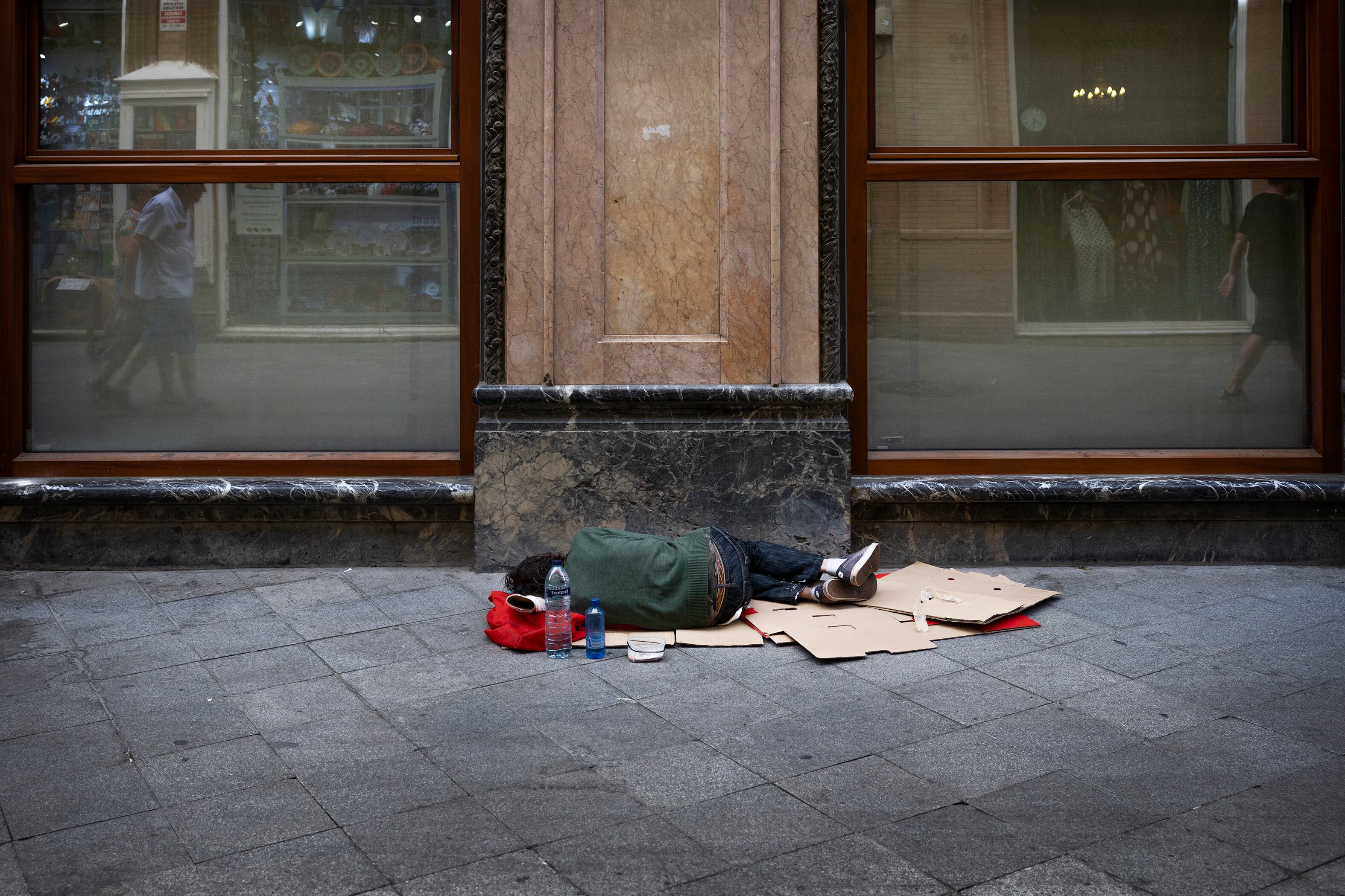 Un hombre duerme en una calle del centro de Sevilla, el pasado agosto. 