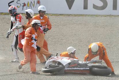 El español Fonsi Nieto se cae duranta la carrera de Moto2 y se queda sin puntos en Japón.
