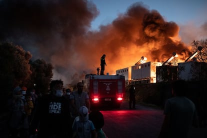 El nuevo foco ha tenido lugar en menos de 24 horas desde que se originara el primer fuego, que, aparentemente, podría haber sido provocado durante una protesta por la cuarentena de una treintena de positivos por coronavirus. En la imagen, un camión de bomberos intenta apagar las llamas del segundo suceso.