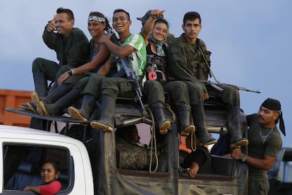 Guerrilleros de las FARC se preparan para trasladarse a las zonas de agrupamiento.
