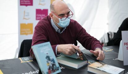 Xavier Bosch dedica un exemplar de 'La dona de la seva vida', aquest Sant Jordi.