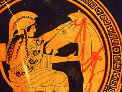 Atenea, diosa de la inteligencia, ayuda a construir el Caballo de Troya.