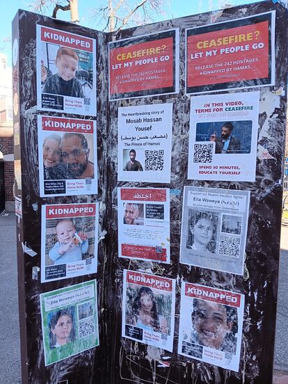 Carteles que piden la liberación de los rehenes en manos de Hamás, en Harvard.