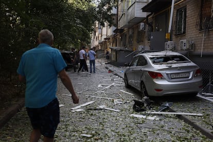 Vista de una calle dañada tras un ataque con drones llevado a cabo por Ucrania enRostov del Don, Rusia, este jueves.