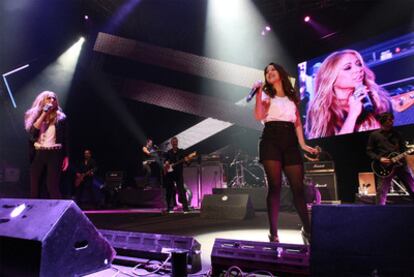 Marta Sánchez y Nena Daconte durante el dúo que ayer interpretaron en La Cubierta de Leganés.