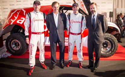 Albert Bosch, piloto, José Manuel Entrecanales, presidente de Acciona, Agustín Payá, copiloto, y Juan Ignacio Entrecanales, vicepresidente.