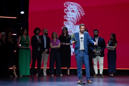 El subdirector de eldiario.es, Juan Luis Sánchez, con el premio concedido a su medio.