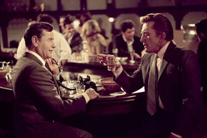 Kirk Douglas (derecha) con Eli Wallach, en <i>El sindicato del crimen</i> (1968).