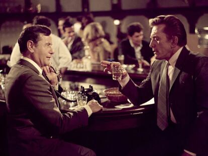 Kirk Douglas (derecha) con Eli Wallach, en <i>El sindicato del crimen</i> (1968).