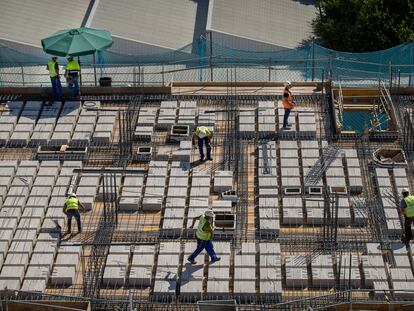 Un grupo de trabajadores de construcción en Sevilla, el 28 de julio.