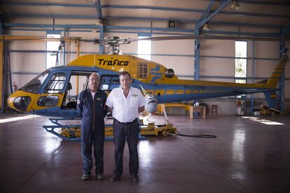 A la izquierda Jose Luis Devesa, piloto al mando de la aeronave, y Carlos Ruiz, operador especialista en fotografía y video del sistema Pegasus.