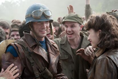 Chris Evans (a la izquierda) y la actriz Hayley Atwell en una imagen de  <i>Capitán América. </i>