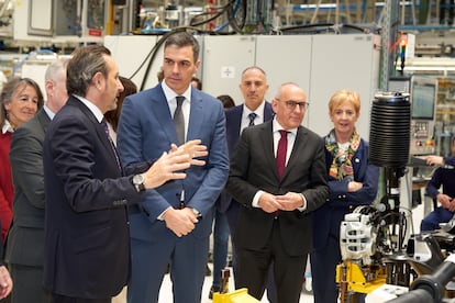 Pedro Sánchez, en la visita a la fábrica de Mercedes-Benz en Vitoria.