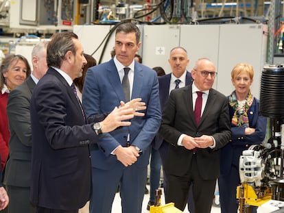 Pedro Sánchez, en la visita a la fábrica de Mercedes-Benz en Vitoria.