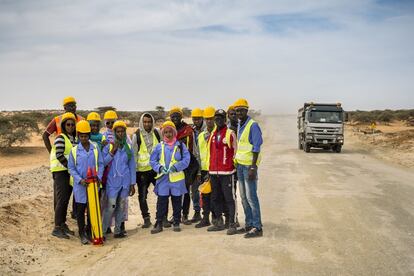 Alumnos de una escuela taller de topografía trabajan en la pista que comunica Tiguent con Legweichich.