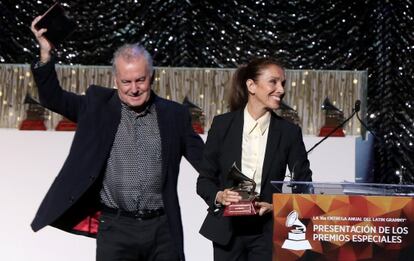 V&iacute;ctor Manuel y Ana Bel&eacute;n, al recoger un Grammy latino por toda su carrera la semana pasada en Las Vegas..