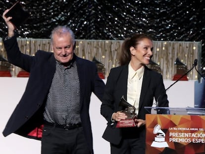 Víctor Manuel y Ana Belén, al recoger un Grammy latino por toda su carrera la semana pasada en Las Vegas..