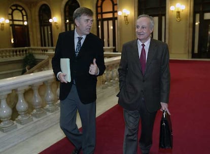 Francesc Escribano, director de TV-3, y Joan Majó, director general de la CCRTV, ayer en el Parlament.