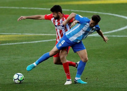 Diego Costa Y Luis Hernández luchan por la pelota, el 10 de febrero de 2018.