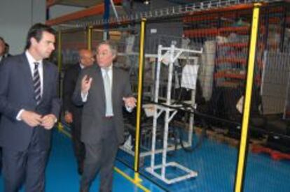 El ministro de Industria, Jos&eacute; Manuel Soria, esta ma&ntilde;ana, durante la visita a la planta de I+D+i del Grupo Antol&iacute;n en Burgos.