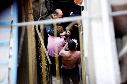 Militares sacan las esposas a un detenido poco después de ser azotado en El Cairo