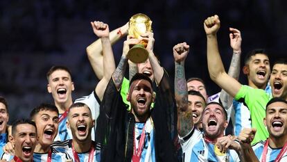El argentino Lionel Messi levanta el trofeo de la Copa del Mundo junto a sus compañeros de equipo, mientras celebran después de ganar la Copa del Mundo.