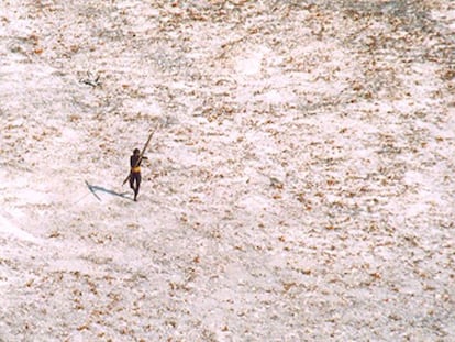 Um aborígene de Sentinela do Norte lança flechas contra um helicóptero da Guarda Costeira da Índia, em uma imagem de arquivo de 2004.