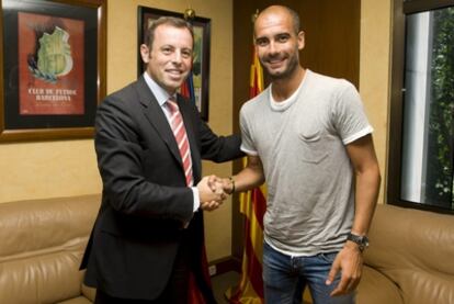 Sandro Rosell y Pep Guardiola, en la primera renovación del técnico siendo el primero presidente del Barcelona