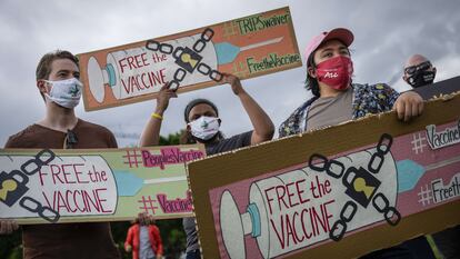 Varios activistas se manifiestan para exigir acceso global a las vacunas, este miércoles en Washington.