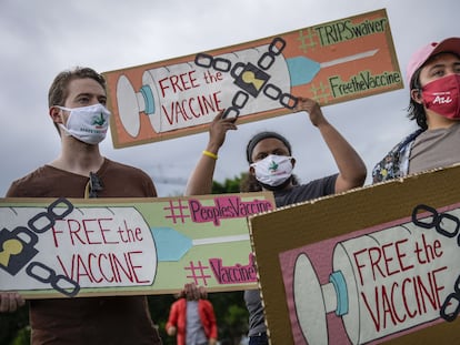 Varios activistas se manifiestan para exigir acceso global a las vacunas,  este miércoles en Washington.