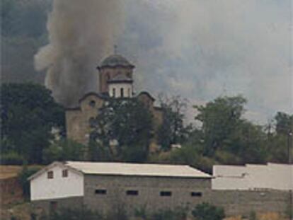 El humo de los disparos rodea la iglesia ortodoxa de la localidad de Ljuboten, situada en las cercanías de Skopje.