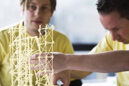 Estudiantes de toda Holanda se re&uacute;nen para construir puentes y torres de espaguetis en la Universidad de Delft   