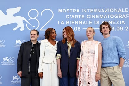 El elenco de la película 'After the Hunt', desde la izquierda, Michael Stuhlbarg, Ayo Edebiri, Julia Roberts, Chloë Sevigny y Andrew Garfield.
