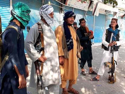 Combatientes talibanes hacen guardia en Kunduz, el 9 de agosto.