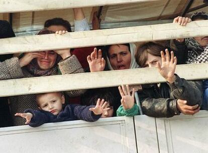 Refugiados musulmanes bosnios, durante su evacuación por Naciones Unidas de Srebrenica en marzo de 1993.