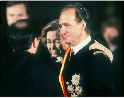 Los reyes de España, Juan Carlos y Sofía, lloran durante el acto de entrega de los restos mortales del padre del rey, don Juan de Borbón, al prior del monasterio de El Escorial (Madrid), el 3 de abril de 1993. Enterrado con honores de rey, en 1990 se le había diagnosticado un cáncer de laringe, del que murió con 79 años.