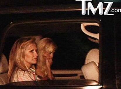 Paris Hilton, acompañada de su madre, a la izquierda de la imagen, camino de la prisión.