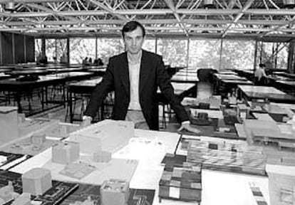 Juan Coll, en el taller de la Escuela de  Arquitectura de la Universidad de Navarra.