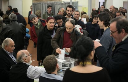 Ciudadanos votan en el colegio electoral Cavall Bernat.