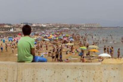 Miles de ba&ntilde;istas disfrutan en la playa de la Malvarrosa de Valencia. EFE/Archivo